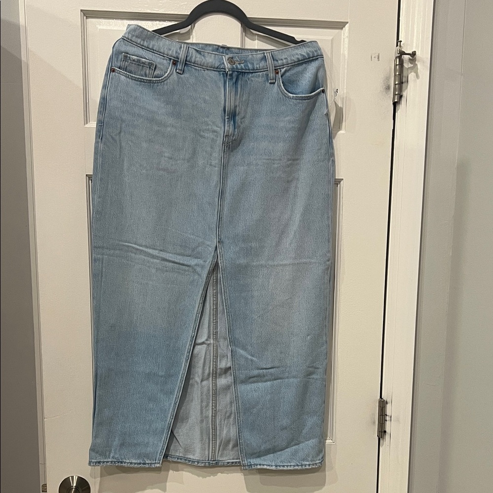 Old Navy Light Blue Denim Skirt
BNWT
Size 8